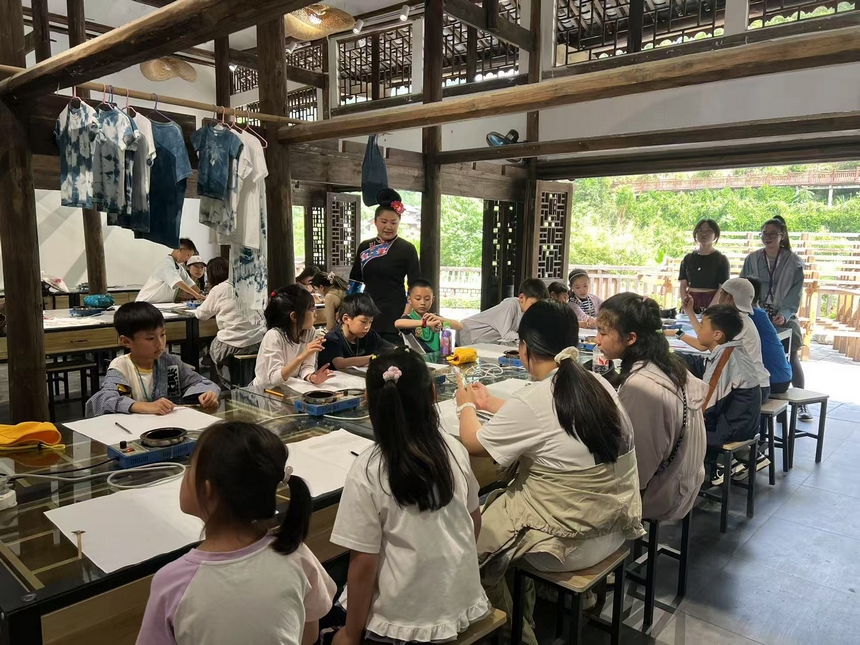 郎德苗寨游客在非遺坊體驗蠟染制作。