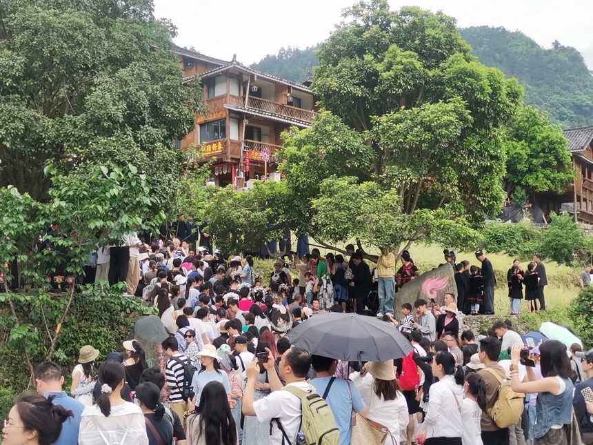 郎德上寨熙熙攘攘的游客。