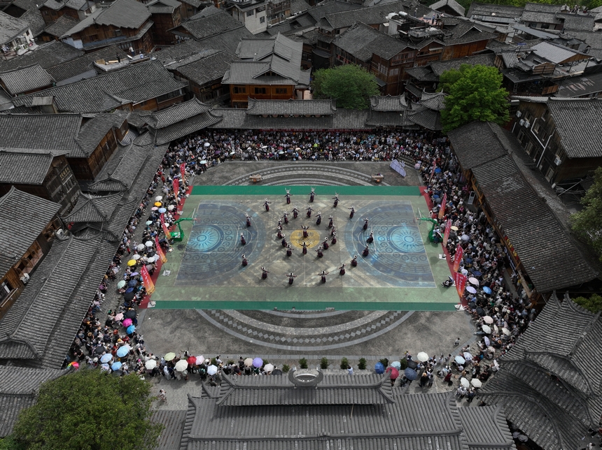 西江千戶苗寨歌舞表演。