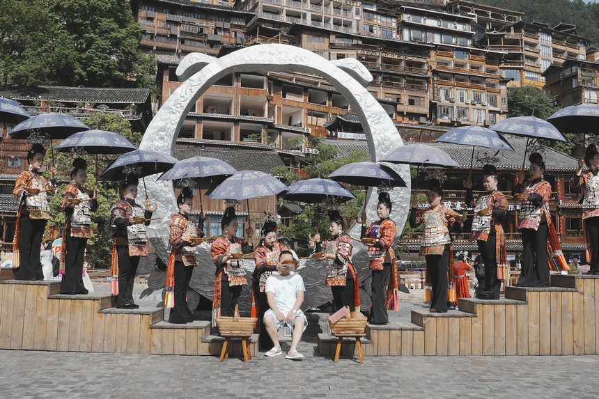 西江千戶苗寨游客在體驗高山流水。