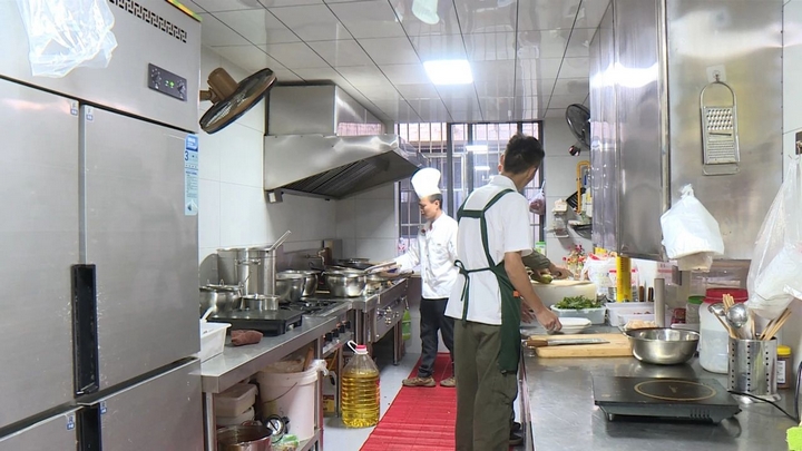 1 圖為韭黃村的夜市一條街充滿煙火味。.jpg