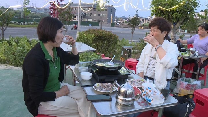 3 圖為韭黃村的夜市一條街充滿煙火味。.jpg