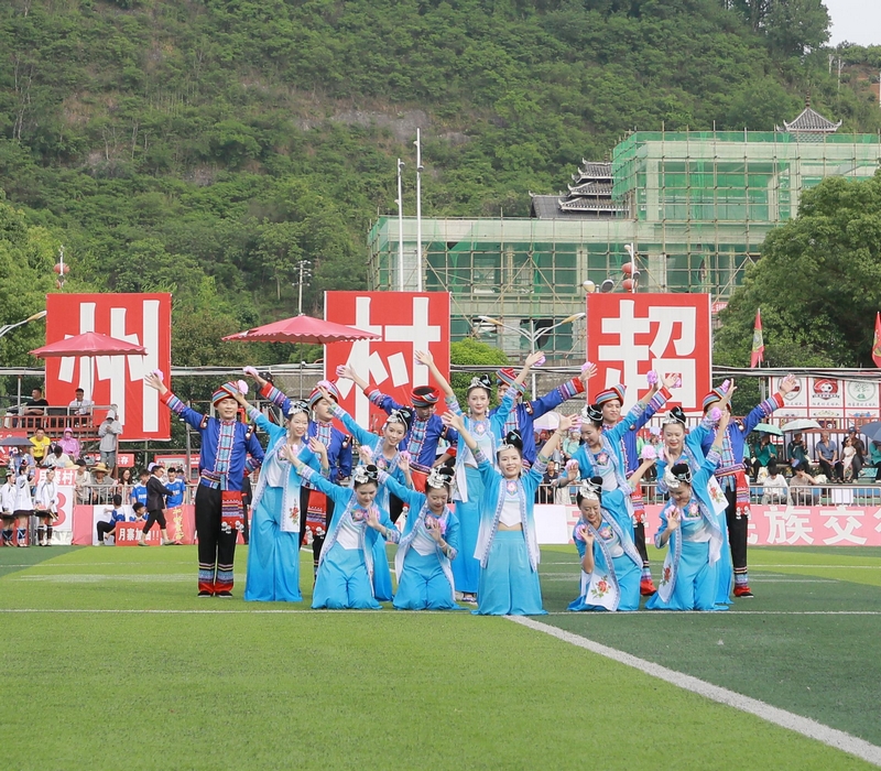 國家稅務總局榕江縣稅務局青年干部在“貴州村超”球場表演舞蹈《家園》，用活潑生動的舞姿詮釋對家園的熱愛、對美滿生活的向往。