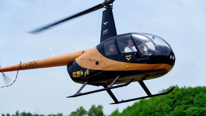 貴州省首個低空飛行服務基地迎來首批游客。