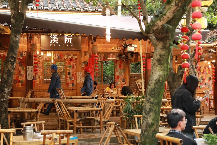 3、5月1日，凱里雷山供電局西江供電所工作人員在西江千戶苗寨景區進行用電檢查，宣傳安全用電知識，為游客提供舒適的旅游體驗。賈蕓 攝.jpg