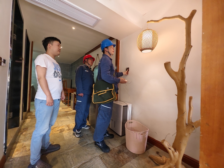 6、貴州電網公司銅仁江口供電局太平供電所工作人員對梵凈山景區內游客中心充電樁、民宿及活動場所開展用電檢查，消除安全隱患，確?！拔逡弧奔倨谟秒姛o憂。吳瑾 攝.jpg