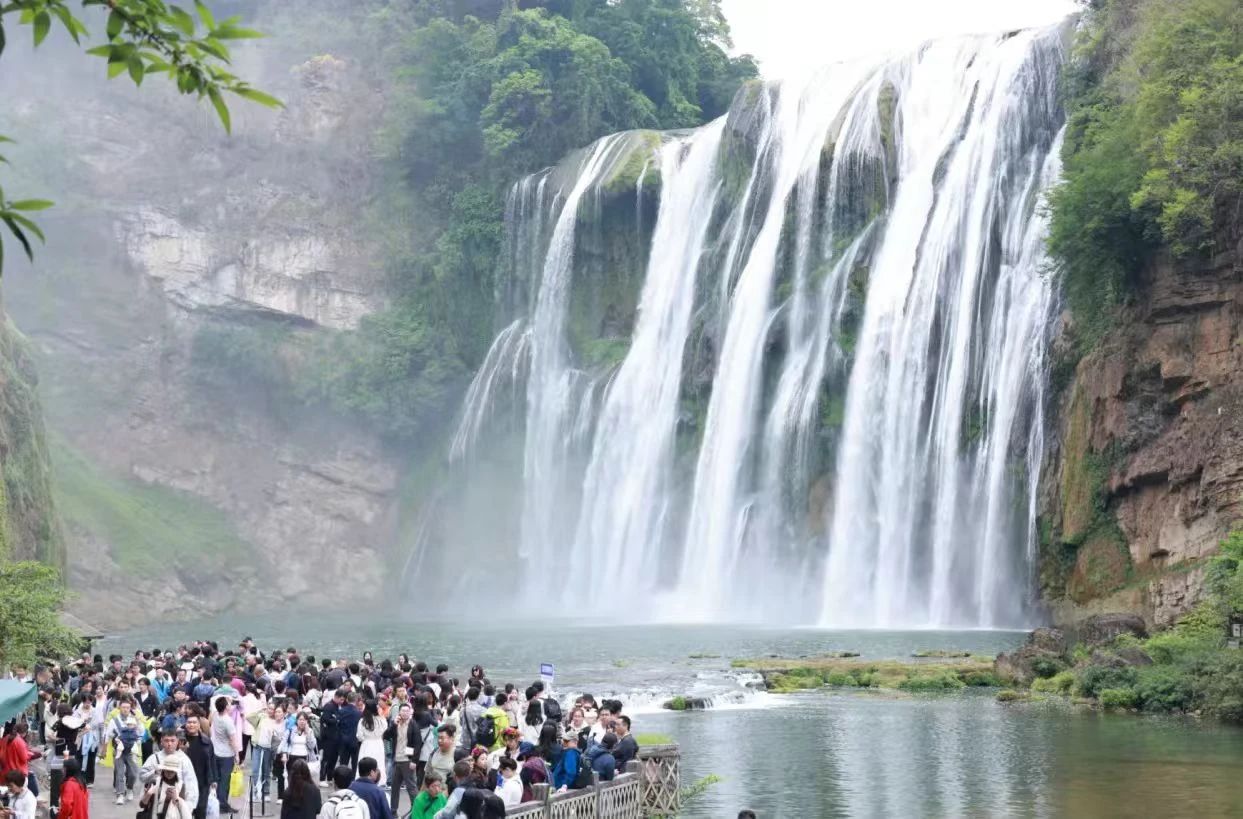 1 圖為黃果樹前人潮涌動.jpg