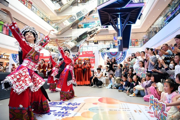 3、 “打起手鼓唱起歌”首屆中國新疆民間藝術季優秀節目巡演貴陽站活動走進觀山湖區。.jpg