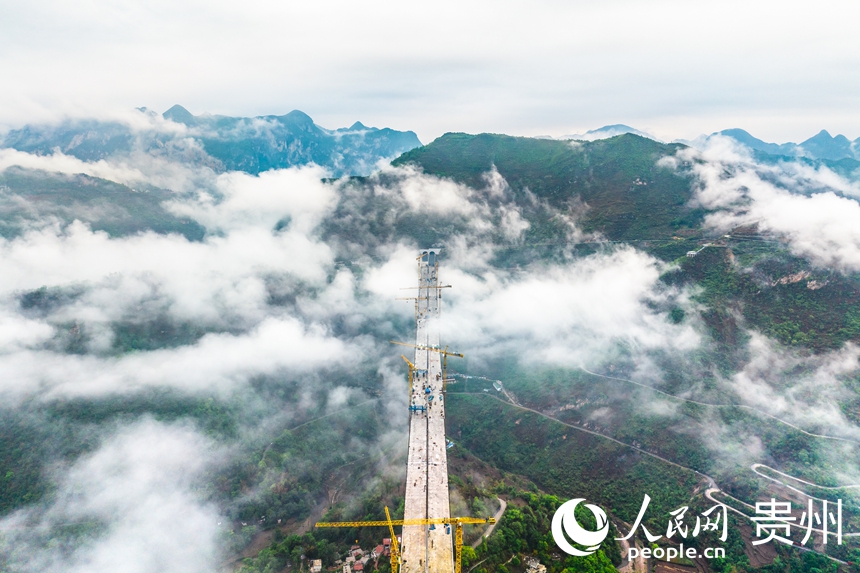 建設中的納晴高速六枝特大橋。人民網記者 涂敏攝