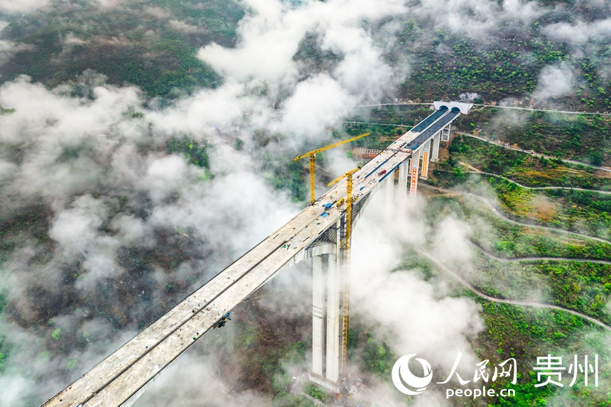 建設中的納晴高速六枝特大橋。人民網記者 涂敏攝