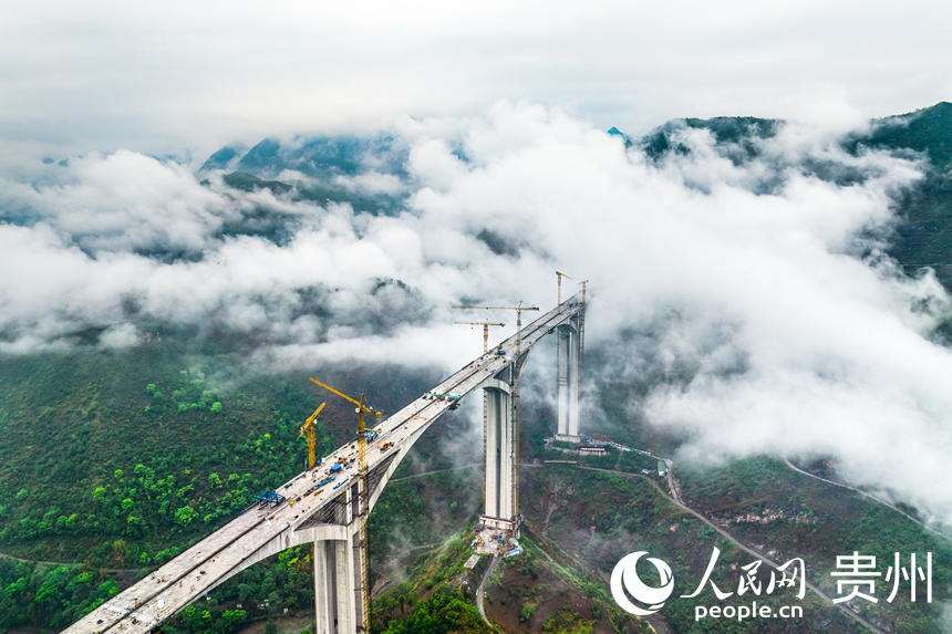 建設中的納晴高速六枝特大橋。人民網記者 涂敏攝