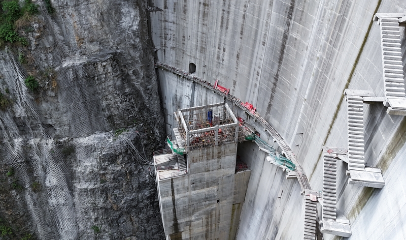 凹水河水庫建設現場建設者們奮戰一線 確保項目早日完工。