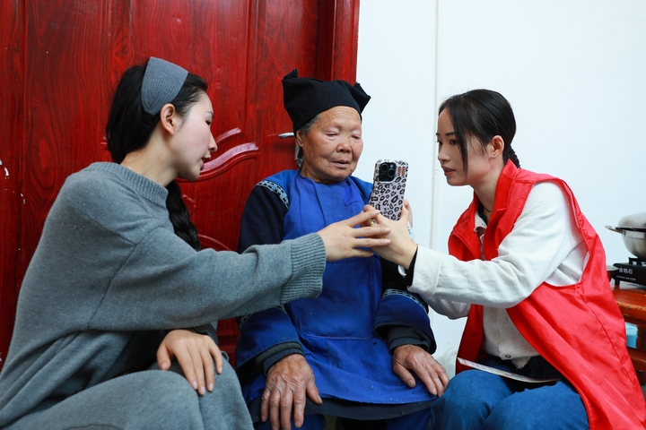 “移動辦公”服務隊入戶為群眾辦理業務。劉夢攝 (2).JPG