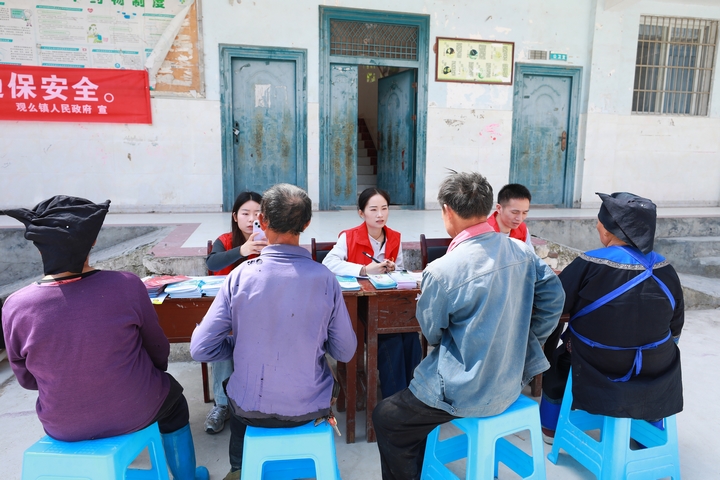 “移動辦公”服務隊正在為群眾辦理業務。劉夢攝 (3).JPG