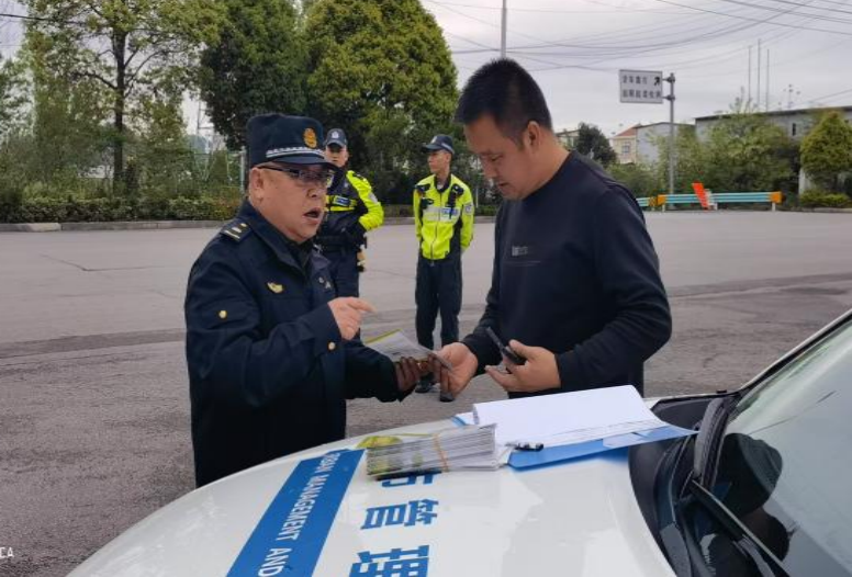 西秀區開展建筑垃圾專項整治行動現場。