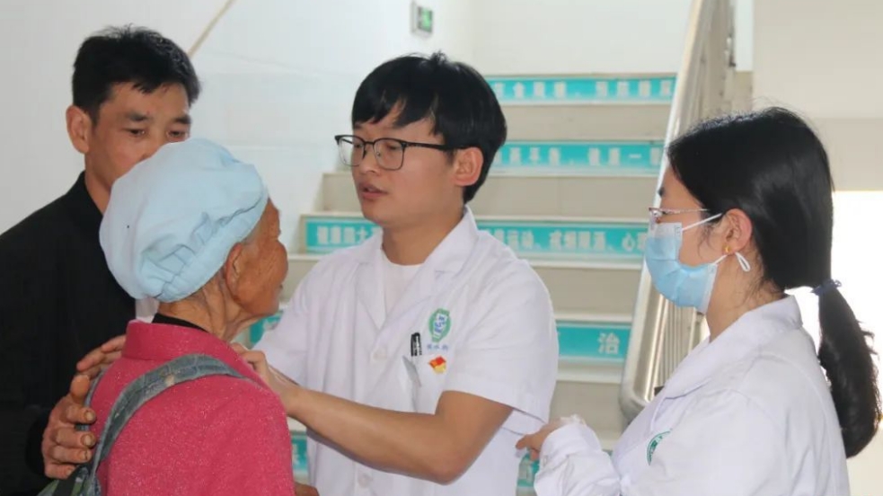 徐正波為患者會診現場。