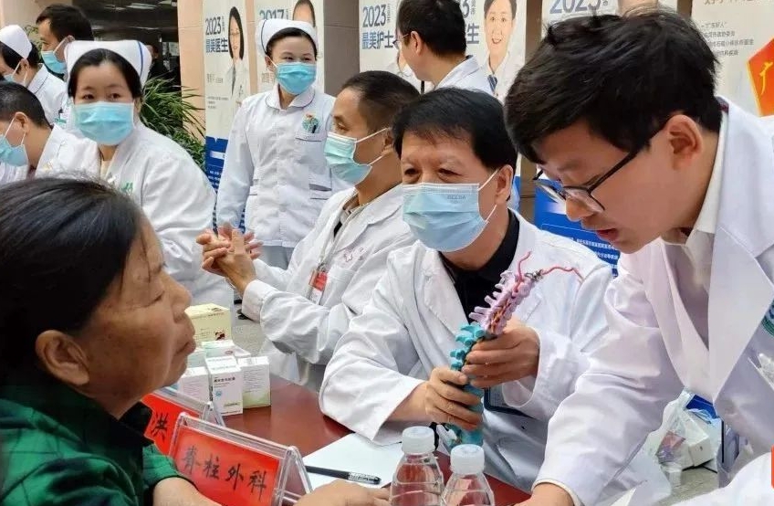 徐正波為患者會診現場。