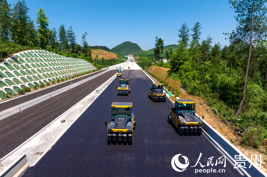 貴平高速路面1標K15段正在進行瀝青下面層攤鋪施工。人民網記者 涂敏攝