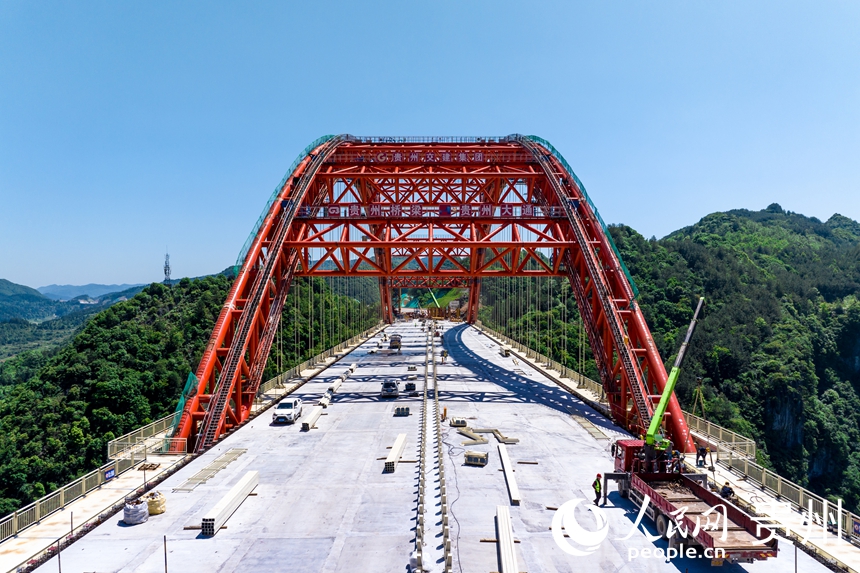 建設中的貴平高速馬場河特大橋。人民網記者 涂敏攝