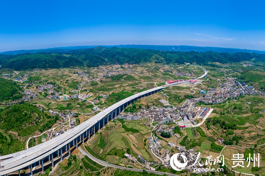 建設中的貴平高速。人民網記者 涂敏攝