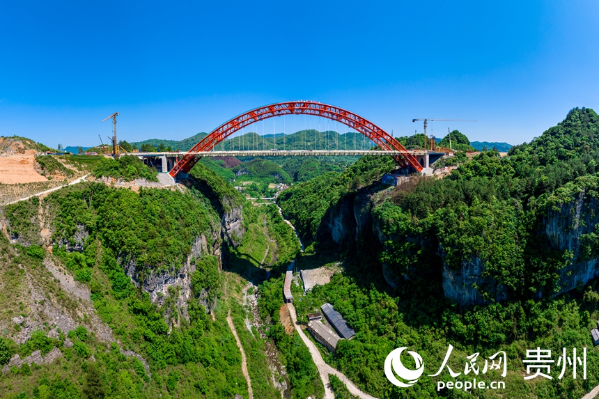 建設中的貴平高速馬場河特大橋。人民網記者 涂敏攝