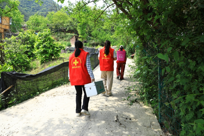 劍河縣家庭醫生服務團隊進村開展家庭醫生簽約服務。楊潔茹攝