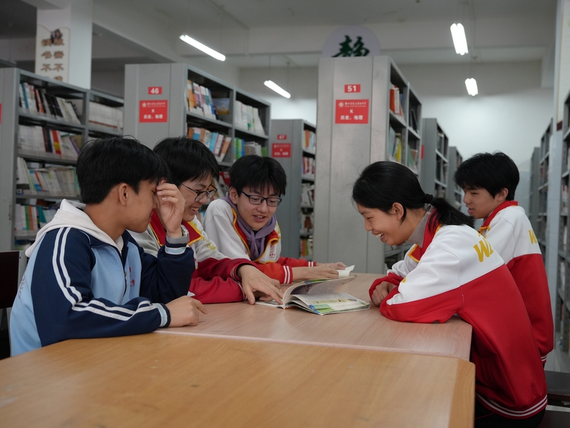 方證淇和同學們一起在圖書館學習。譚祖林攝