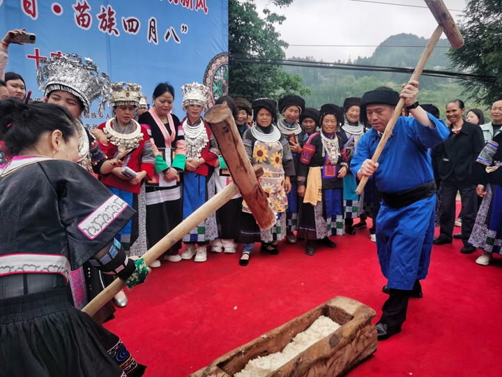 苗族同胞打糍粑現場。