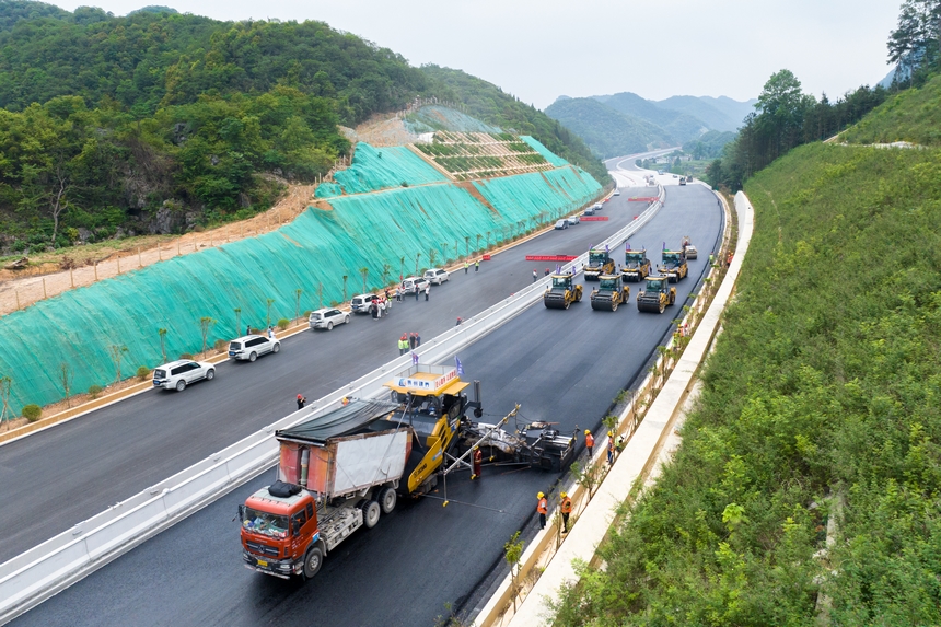航拍貴平高速路面4標段瀝青路面攤碾施工現場。人民網記者 涂敏攝