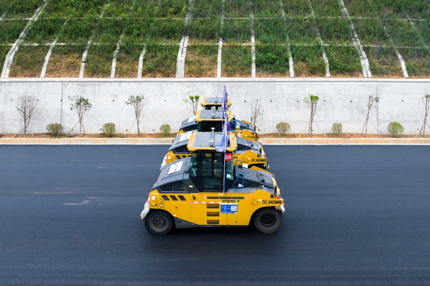 施工現場正在工作的無人駕駛壓路機。人民網記者 涂敏攝