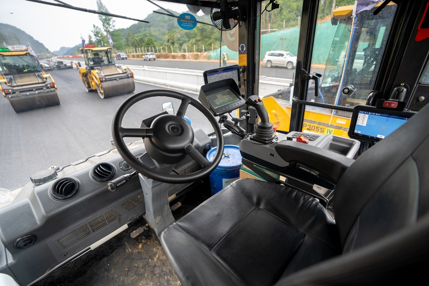 施工現場正在工作的無人駕駛壓路機。人民網記者 涂敏攝