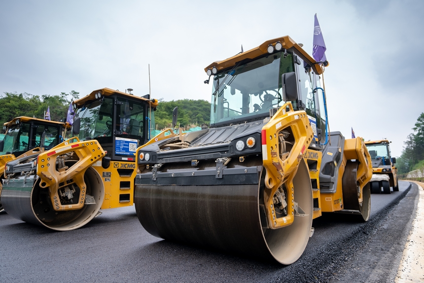 施工現場正在工作的無人駕駛壓路機。人民網記者 涂敏攝