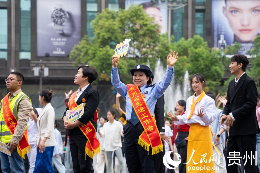 巡游現場不同職業代表組成的方陣。人民網記者 涂敏攝