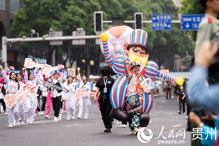 2025年貴州民族團結大巡游現場。人民網記者 涂敏攝
