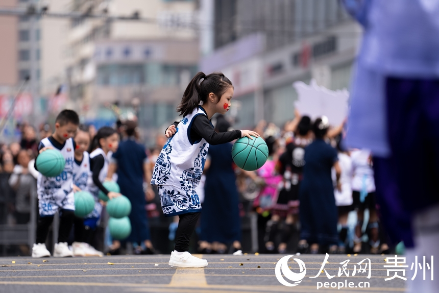 2025年貴州民族團結大巡游現場。人民網記者 涂敏攝