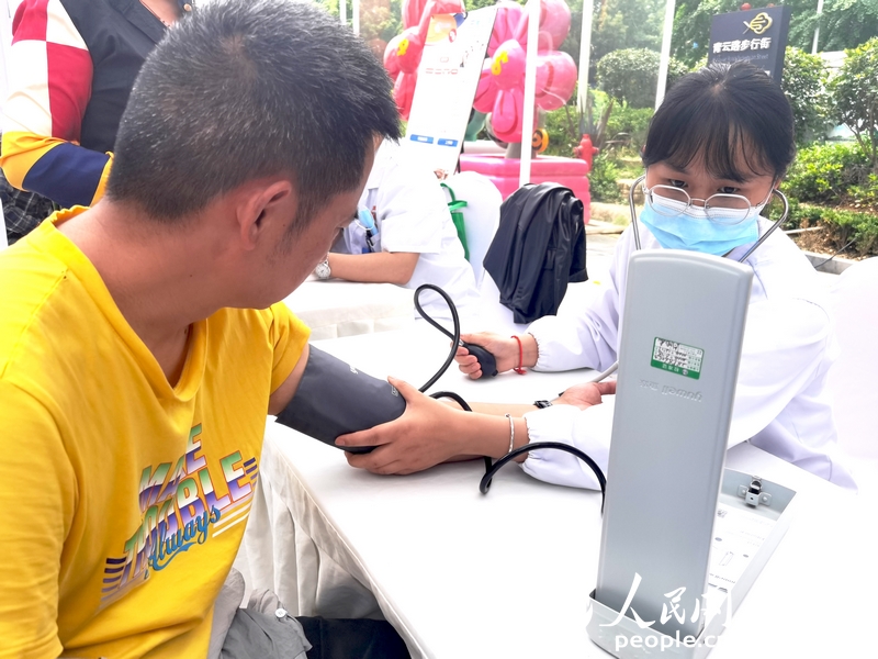 醫務工作者為市民群眾免費測量血壓。人民網記者 王秀芳攝