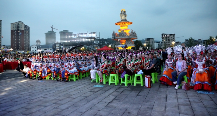 圖為身著苗族盛裝的表演隊伍 向天祥 攝.jpg