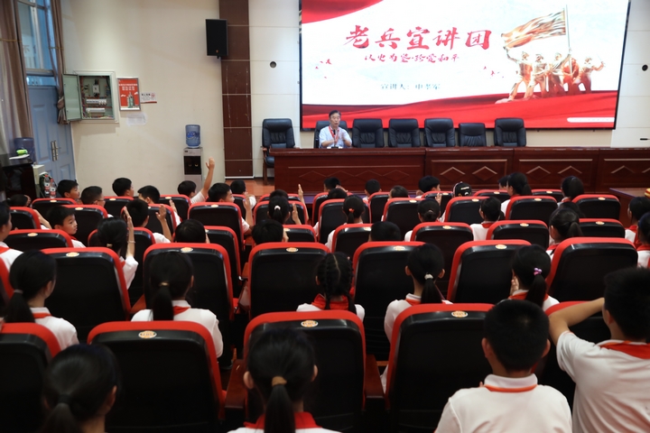 老兵申孝軍授課.jpg