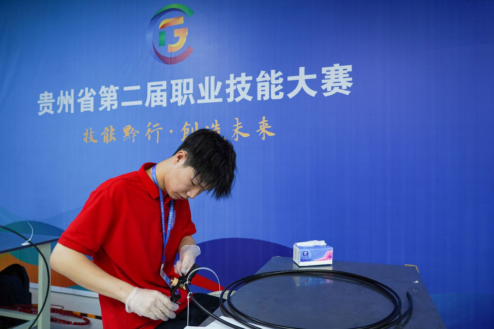 選手在貴州省第二屆職業技能大賽信息網絡布線賽項中比賽。高琦攝