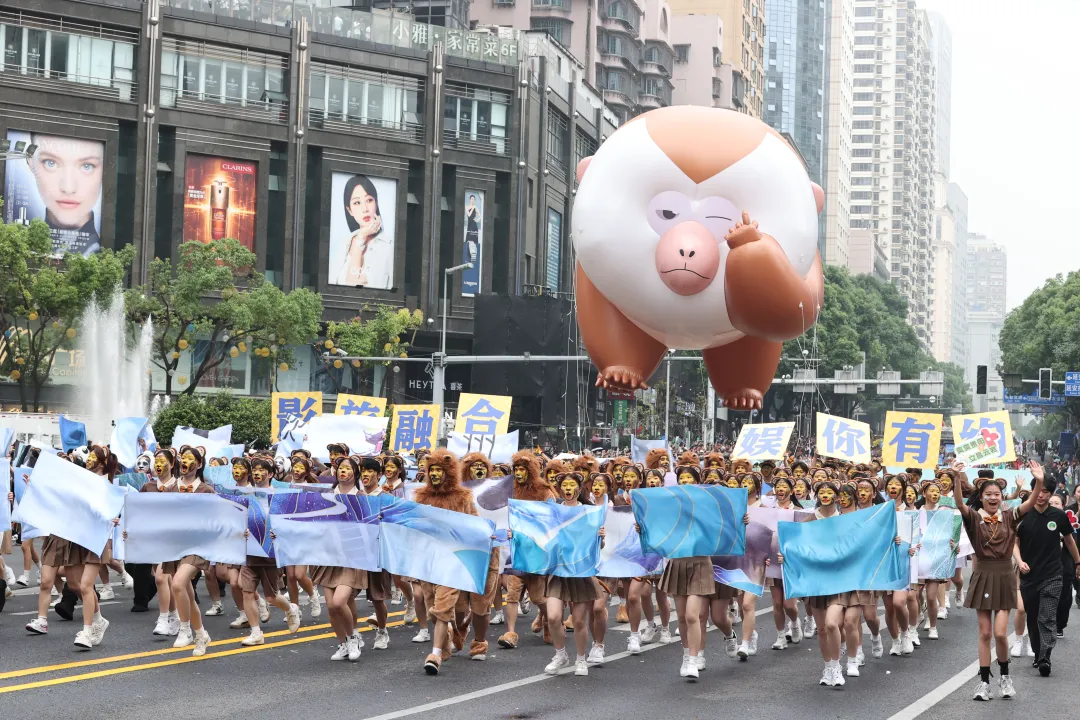 貴州民族團結大巡游現場。郭然攝