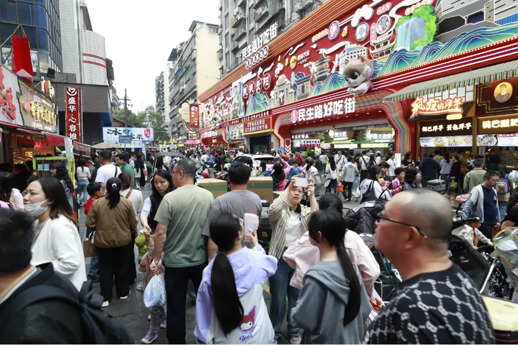 民生路人流如織。郭然攝