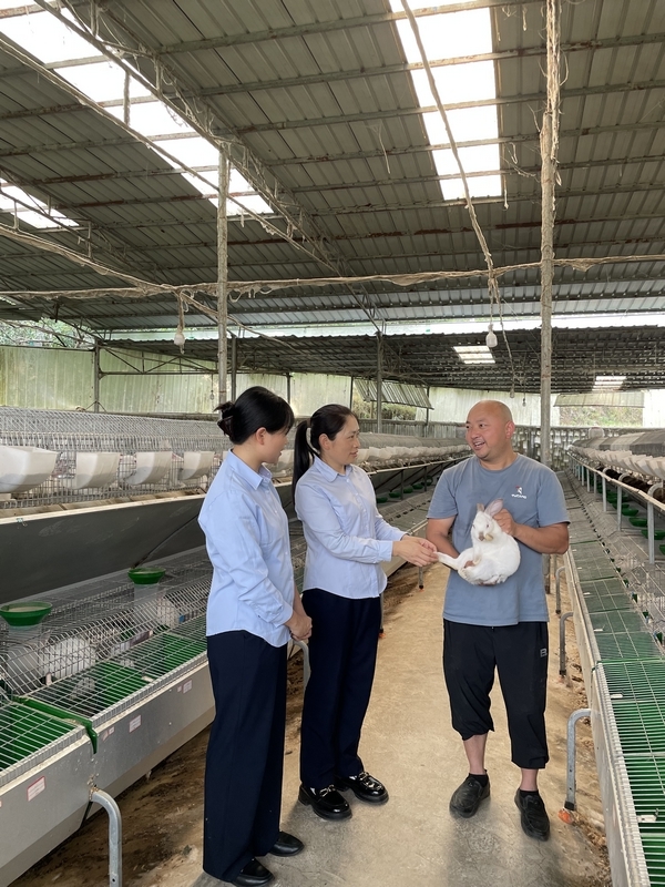 客戶經理到養殖場走訪。