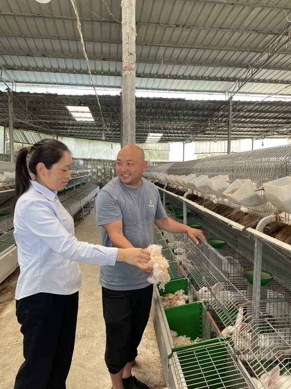 客戶經理到養殖場走訪。