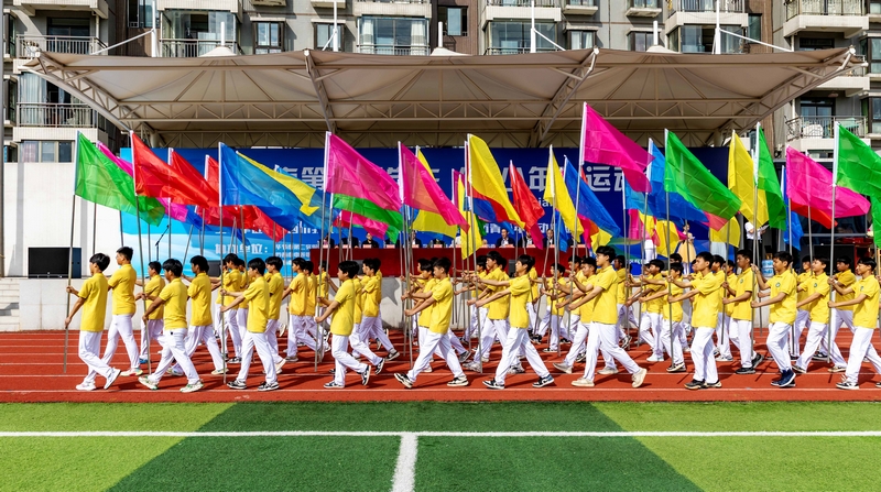 彩旗方隊入場。