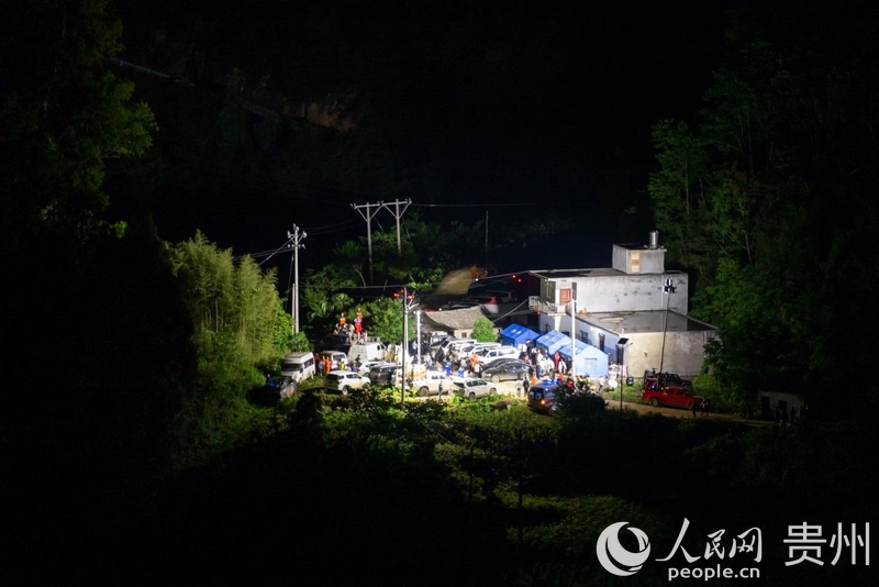 5月22日晚，救援現場指揮部燈火通明。人民網 涂敏 攝