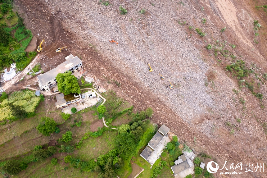 5月23日拍攝的大方縣果瓦鄉慶陽村山體滑坡現場。人民網 涂敏攝