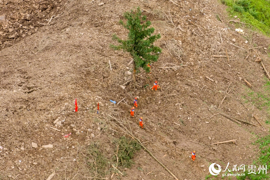 5月23日拍攝的大方縣果瓦鄉慶陽村山體滑坡現場。人民網 涂敏攝