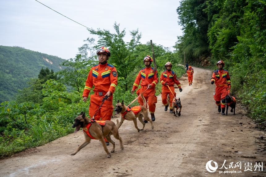 5月23日拍攝的大方縣果瓦鄉慶陽村山體滑坡現場。人民網 涂敏攝