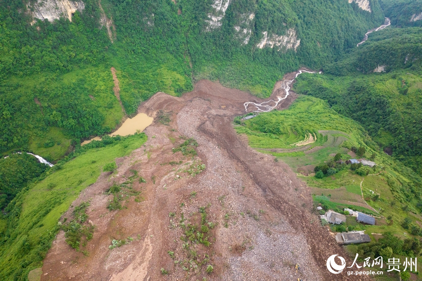 5月23日拍攝的大方縣果瓦鄉慶陽村山體滑坡現場。人民網 涂敏攝