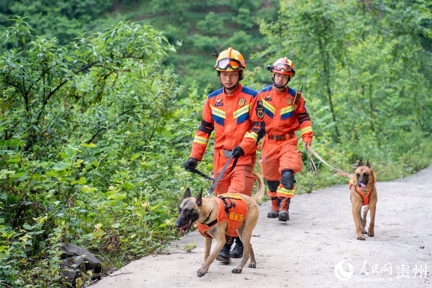 5月23日拍攝的大方縣果瓦鄉慶陽村山體滑坡現場。人民網 涂敏攝